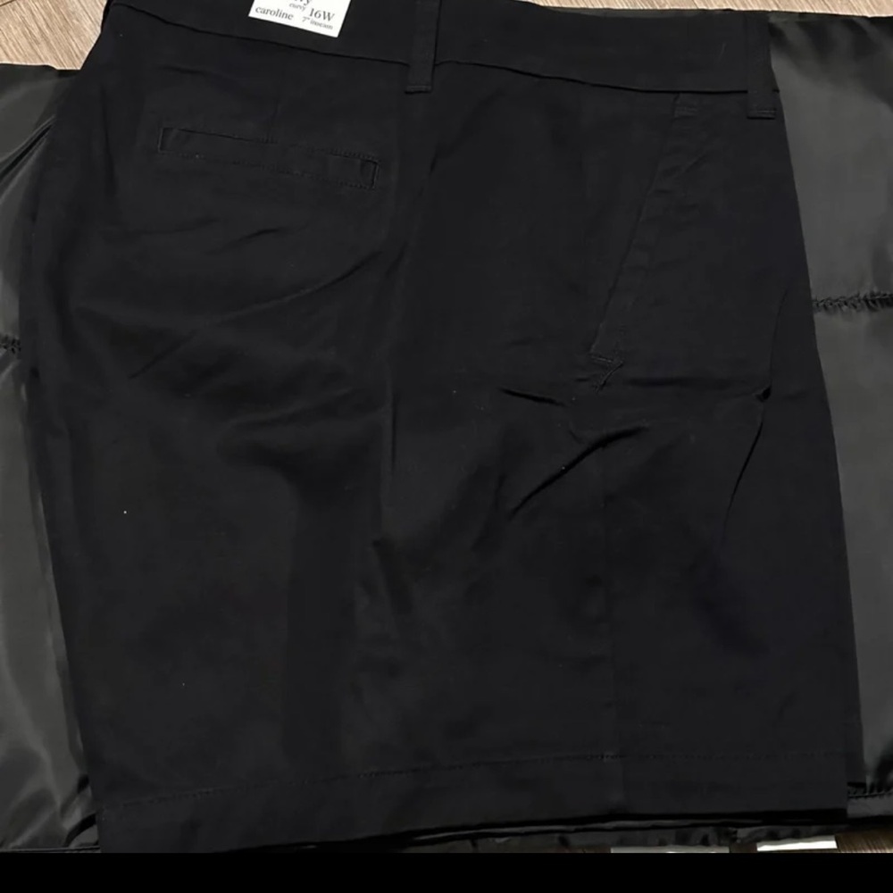 Crown & Ivy Caroline Curvy Shorts